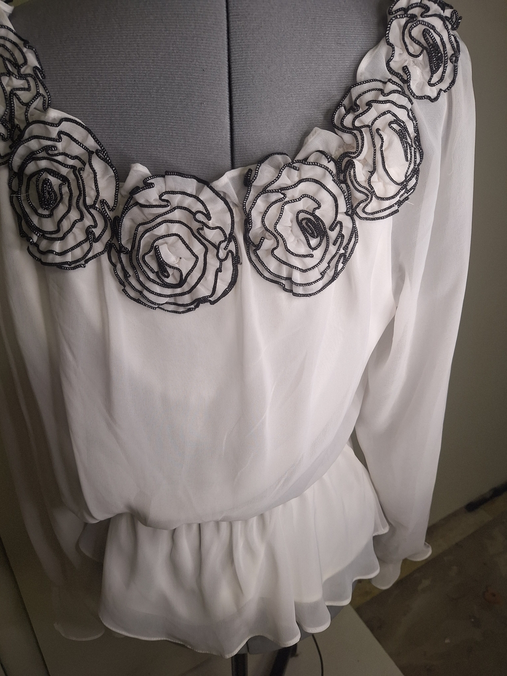 Liliana White Chiffon Top Off The Shoulder W/Black Outlined Rosetts Size XL - Picture 2 of 8